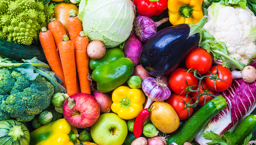 Regnbåge av frukt och grönsaker sedd uppifrån