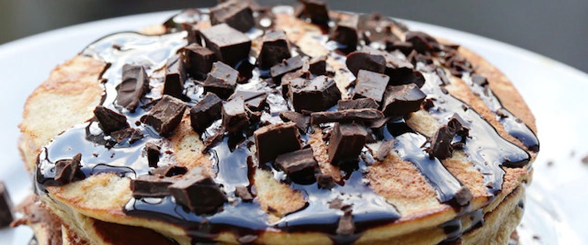 Banan-proteinpannkakor med chokladsirap