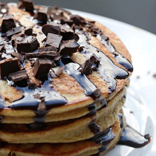 Banan-proteinpannkakor med chokladsirap