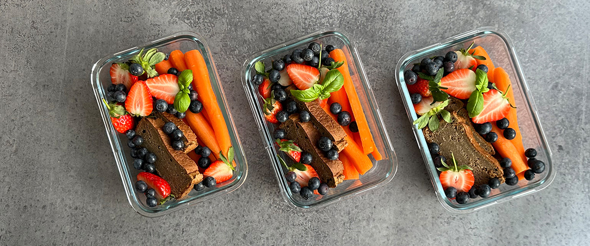 Saftigt bananbröd med frukt och grönt vid sidan om